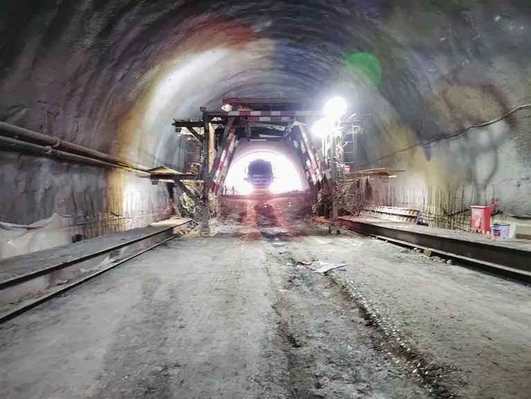 太原西北二环高速明扶岭隧道左洞贯通