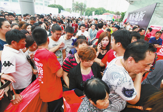 “以旧换新”火爆 市民踊跃参与家电节家博会