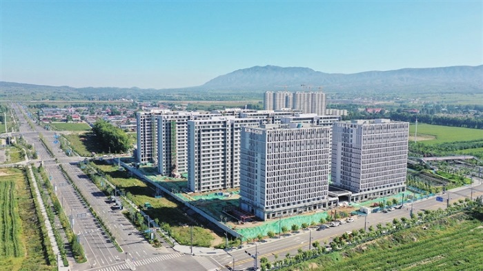 楼顶上私搭乱建彩钢棚 社区人员普法宣传协调拆除